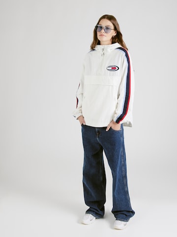 Tommy Jeans Φθινοπωρινό και ανοιξιάτικο μπουφάν 'ARCHIVE CHICAGO' σε λευκό