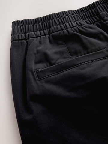 Next Обычный Брюки со складками в Черный