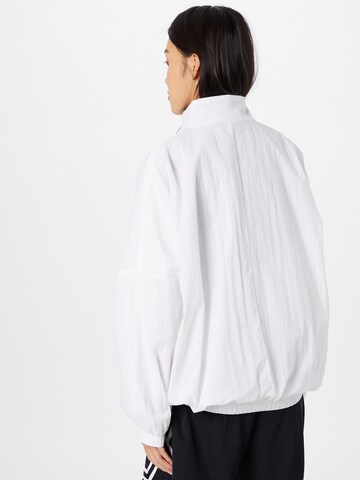 Nike Sportswear Prechodná bunda 'Essential' - biela