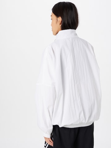 Nike Sportswear - Chaqueta de entretiempo 'Essential' en blanco