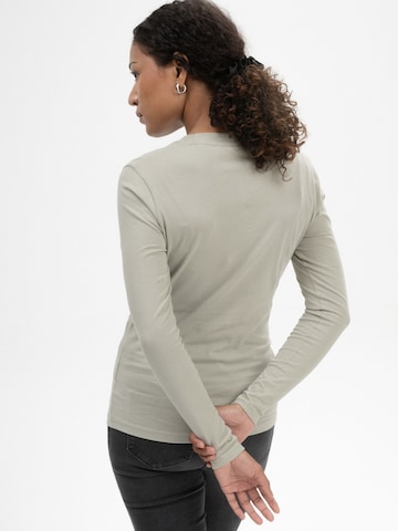 Tricou 'Dhivya' de la MELA pe verde
