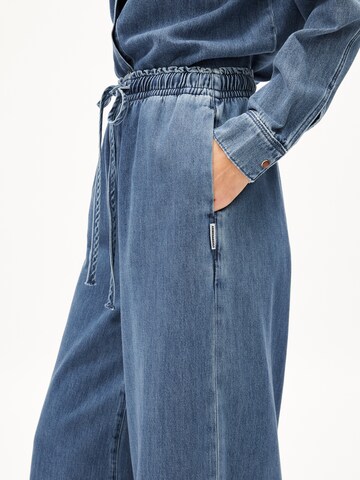 Loosefit Pantalon 'KELAANI' ARMEDANGELS en bleu