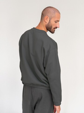 LOTUSCRAFTS Sportsweatshirt 'FEND'‌‌‌‌ in Grau