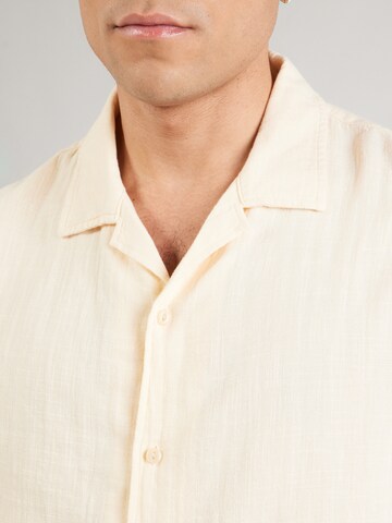 GAP - Ajuste confortable Camisa en beige