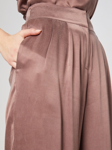 Wide leg Pantaloni con pieghe 'Silvia' di Guido Maria Kretschmer Women in marrone