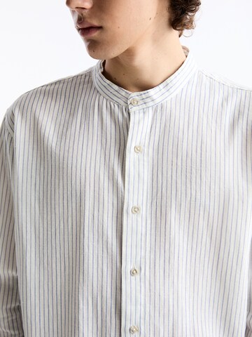 Fit confort Chemise Pull&Bear en blanc