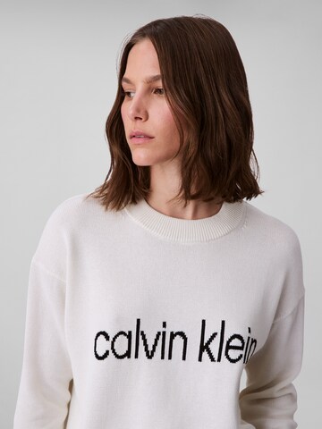 Pull-over Calvin Klein Jeans en blanc