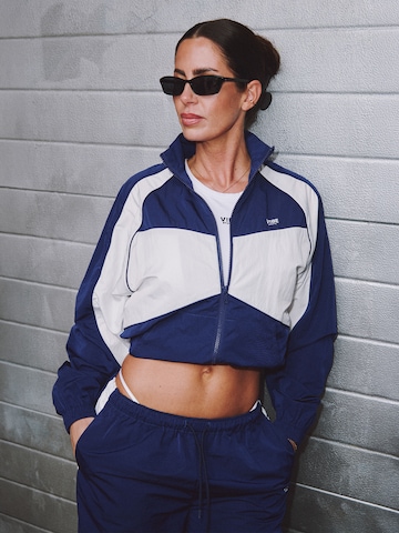 V!BE STUD!OS Демисезонная куртка в Синий