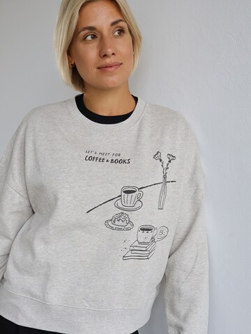Kultgut Pullover 'Coffee & Books'‌‌‌ in Beige