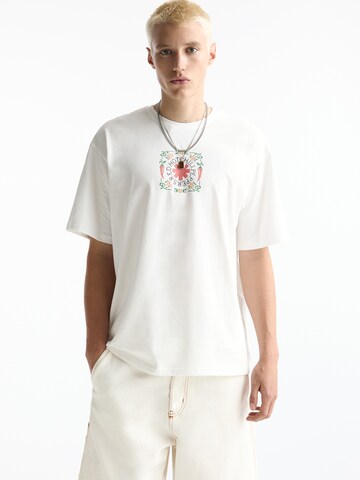 Tricou de la Pull&Bear pe alb