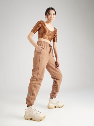 Tapered Pantaloni sportivi di ADIDAS BY STELLA MCCARTNEY in marrone