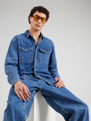 Coupe regular Chemise Abercrombie & Fitch en bleu : devant