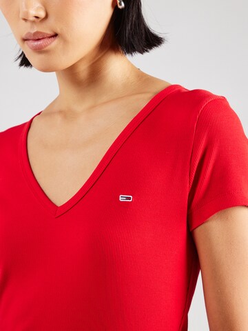 Tommy Jeans Shirt 'ESSENTIAL' in Rood