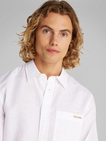 Coupe regular Chemise Calvin Klein Jeans en blanc