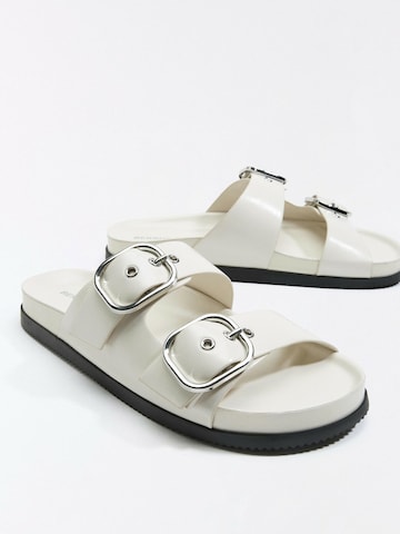 Bershka Pantolette in Weiß