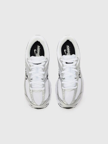 Nike Sportswear Ниски маратонки 'AIR MAX MOTO 2K' в бяло