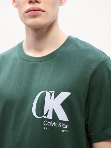 Calvin Klein T-shirt '20S' i grön