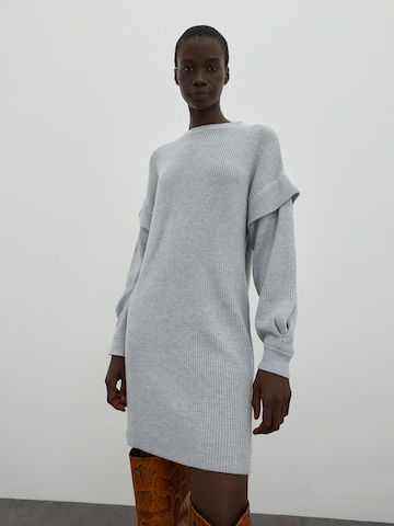 Abito in maglia 'Sonja' di EDITED in grigio: frontale