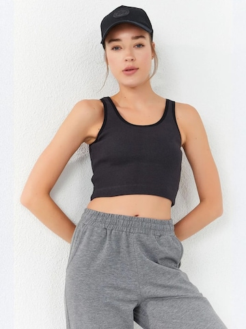 Tommy Life Top 'Crop Top' in Black