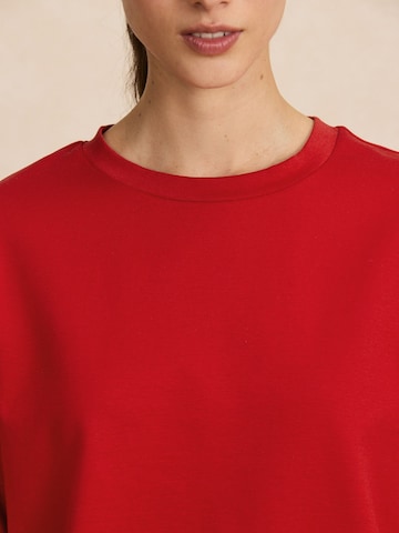 Tricou de la Next pe roșu