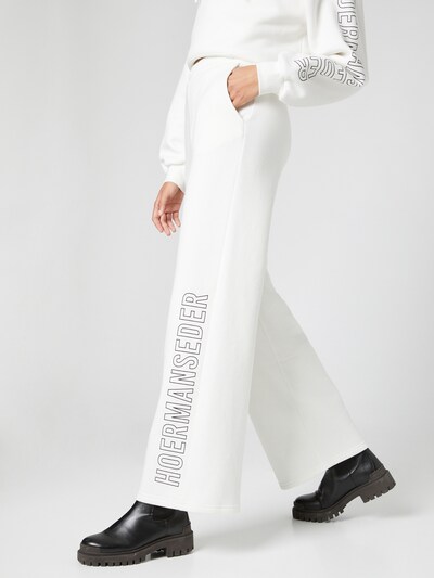 Pantaloni Hoermanseder x About You pe alb, Vizualizare model
