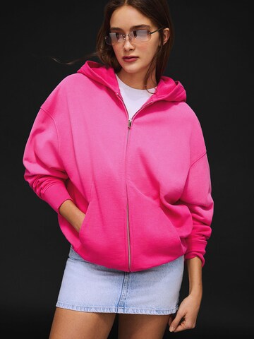 Hanorac de la Bershka pe roz