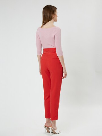 Influencer Tapered Bundfaltenhose in Rot