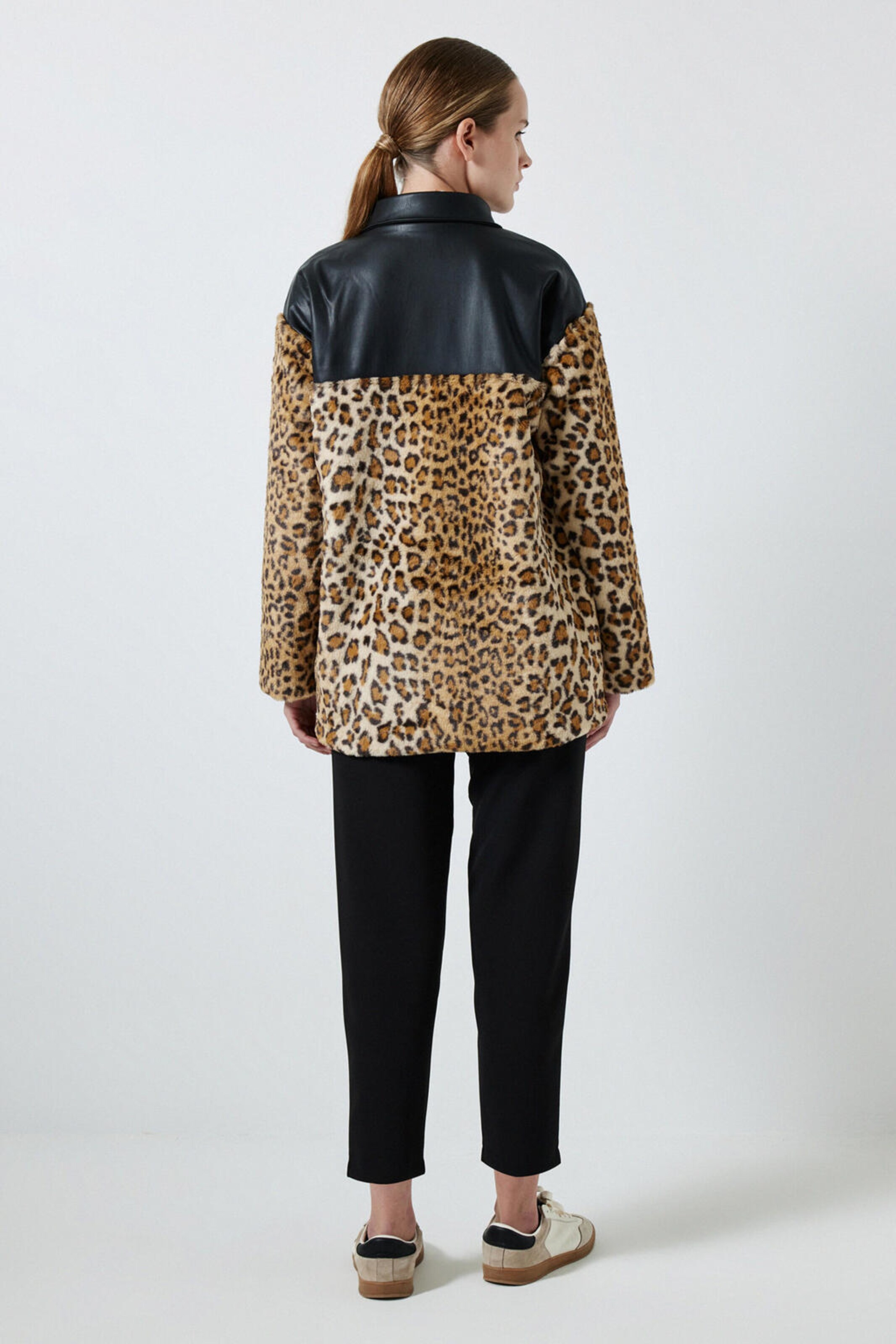 Touche Prive Tussenjas in Zwart