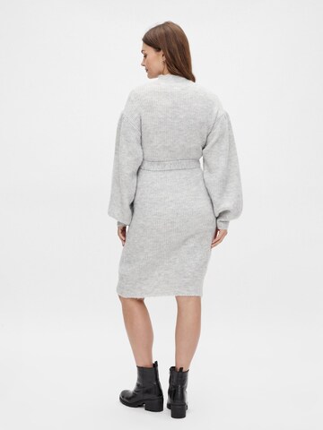 MAMALICIOUS Stickad klänning 'Lilli' i grå