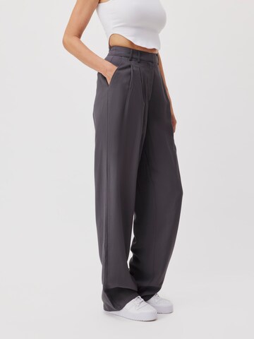 Wide Leg Pantalon à pince 'Draco' LeGer by Lena Gercke en gris