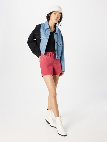 regular Jeans '80s Mom Short Back Pckt' di LEVI'S ® in rosso