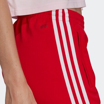 Coupe slim Pantalon ADIDAS ORIGINALS en rouge