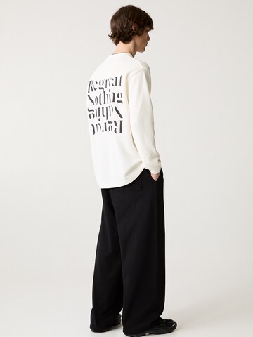 Sweat-shirt 'REGRET NOTHING' Pull&Bear en blanc