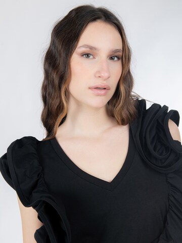 Influencer - Camiseta 'Flounce' en negro