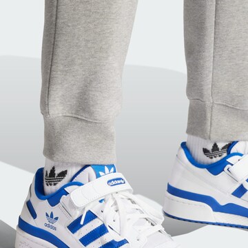 ADIDAS ORIGINALS Tapered Παντελόνι 'Trefoil Essentials' σε γκρι