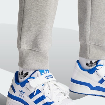 ADIDAS ORIGINALS Tapered Nadrág 'Trefoil Essentials' - szürke