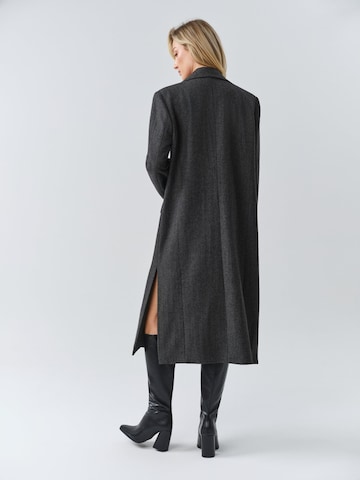 Cappotto di mezza stagione di MB by Marta Buzolic in grigio