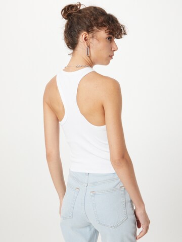 Top de la Abercrombie & Fitch pe alb