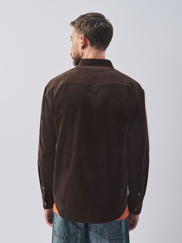 Coupe regular Chemise Next en marron