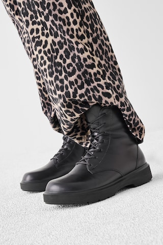 WALDLÄUFER Stiefelette in Schwarz: Vorderseite