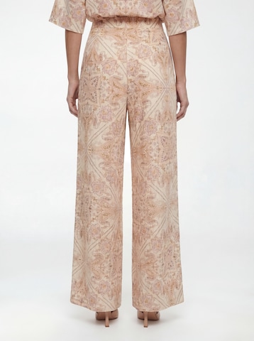 KAVAZI Свободный крой Брюки со складками в Белый