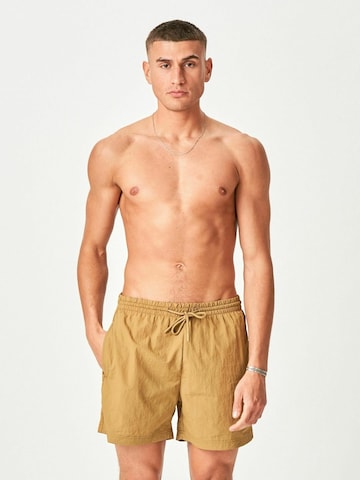 Shorts de bain ' Premium Badeshorts ' TEESHOPPEN en vert : devant