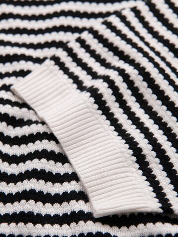 Tricou de la Ombre pe negru