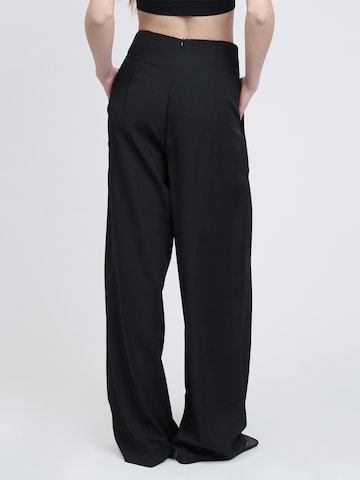 Influencer Ohlapna forma Hlače | črna barva