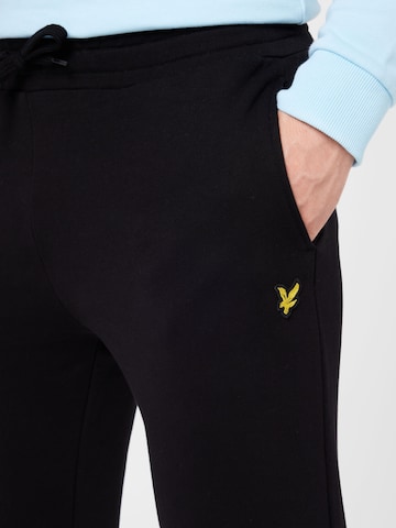 Effilé Pantalon Lyle & Scott en noir