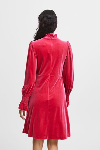 b.young - Vestido en rosa