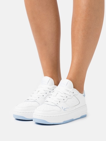 Karl Kani Σνίκερ χαμηλό σε λευκό: μπροστά