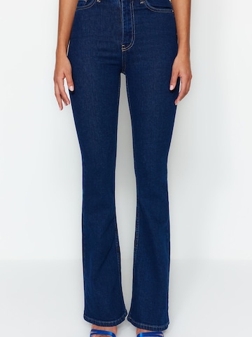 Flared Jeans di Trendyol in blu: frontale
