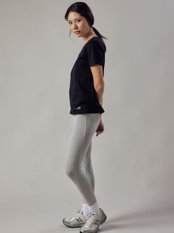 Maglietta 'T-Shirt Scollo Profondo' di OWN Off With Nature in nero