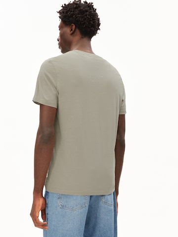 Coupe regular T-Shirt 'JAAMES' ARMEDANGELS en gris